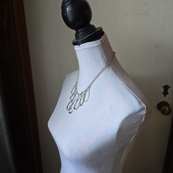 Necklace with multiple teardrop shaped pendants textured silver tone - Picture 7 of 10